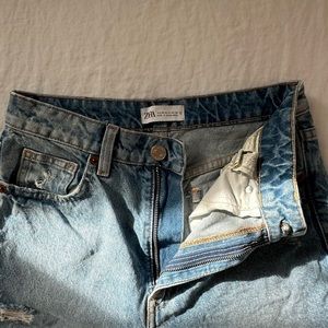 ZARA RIPPED JEANS SIZE 4